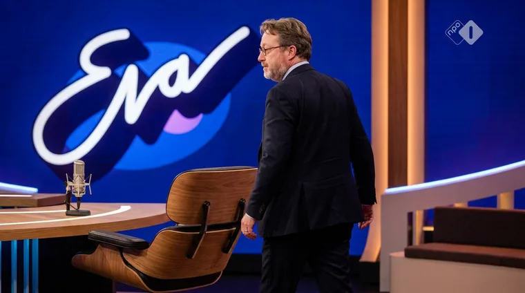 Portret Mathijs Bouman, econoom en journalist, aan tafel